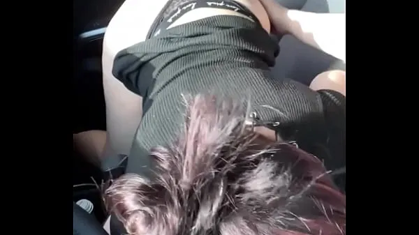 Veľká Thick white girl with an amazing ass sucks dick while her man is driving and then she takes a load of cum on her big booty after he fucks her on the side of the street teplá trubica