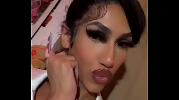 Μεγάλος Sexy Young Transgender Teen With Glossy Makeup Being a Crossdresser θερμός σωλήνας