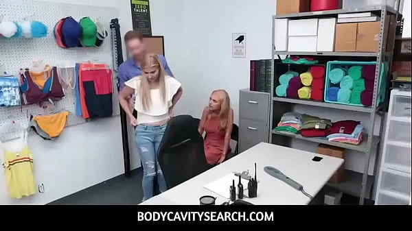 Stort BodyCavitySearch - Blonde MILF stepmom with big tits Honey Blossom and blonde stepdaughter Nikki Peach threesome with officer varmt rør