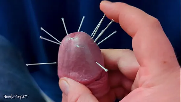 Gros Pénétrer le gland avec de nombreuses aiguilles - Grand pénis trayé jusqu'à l'orgasme après avoir été piqué tube chaud