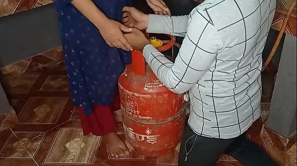 2023 new year, solved the problem of thirsty sister-in-law's pussy along with gas cylinder, fucked in the kitchen Tiub hangat besar