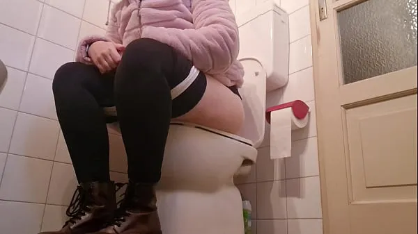 Büyük Great piss and farts in the bathroom of a friend 4K sıcak Tüp