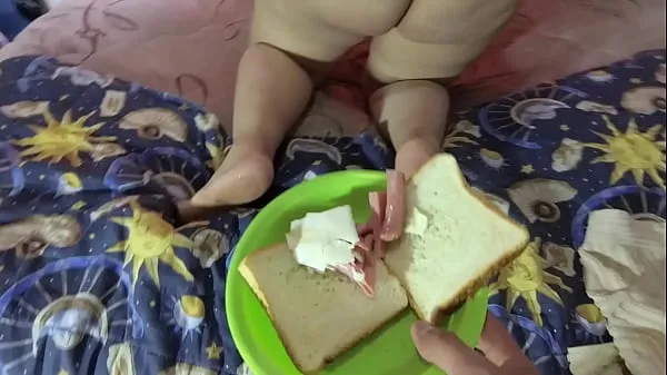 My anal slave eats a delicious sandwich prepared in her ass hole Tiub hangat besar