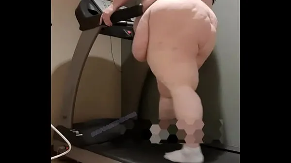 Grote SSBBW EVAPORATEDMILKER HUGE BELLY & ASS ON TREADMILL warme buis