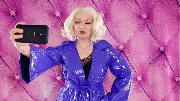 Velika FREE video of hot MILF doing selfies in shiny clothes (PVC coat) blonde Arya Grander topla cev