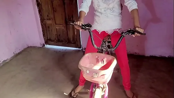Suuri Village girl caught by friends while riding bicycle lämmin putki