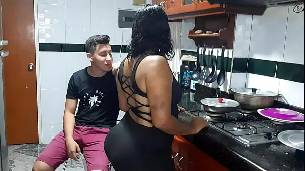 Velká My stepmother gets horny in the kitchen. what a rich pussy it has teplá trubice