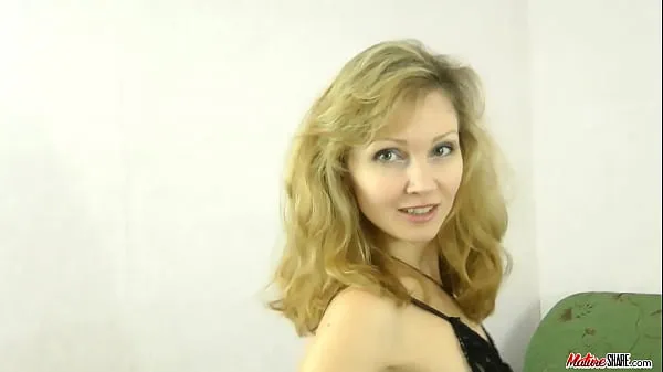 Velká Skinny milf proves her slutty skills in solo teplá trubice