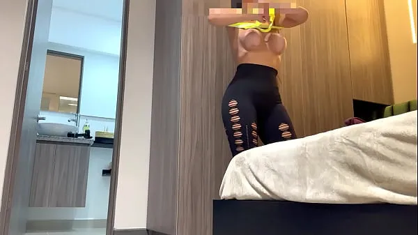 Stort SPY CAMERA ON A FITNESS MODEL GETTING READY TO GO TO THE GYM (LEGGIN, BIG TITS, BIG ASS, LATINA varmt rør