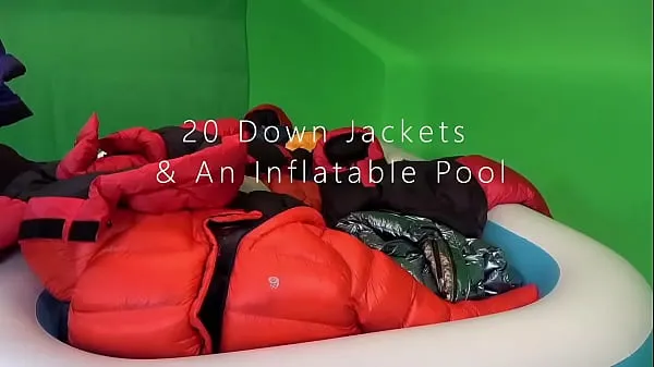 Stort 20 Down Jackets In An Inflatable Pool varmt rør