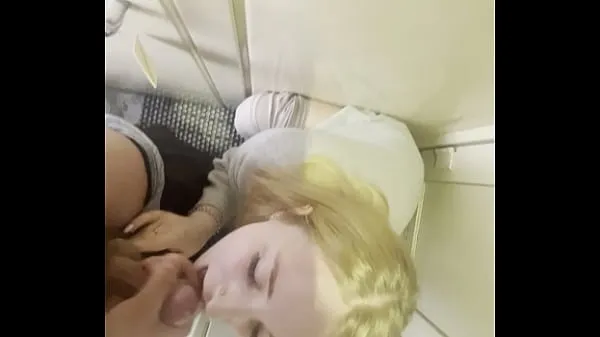 Duża Blonde Student Fucked On Public Train - Risky Sex With Cum In Mouth ciepła tuba