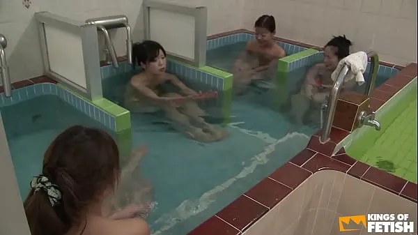 ใหญ่ Japanese babes take a shower and get fingered by a pervert guy ท่ออุ่น