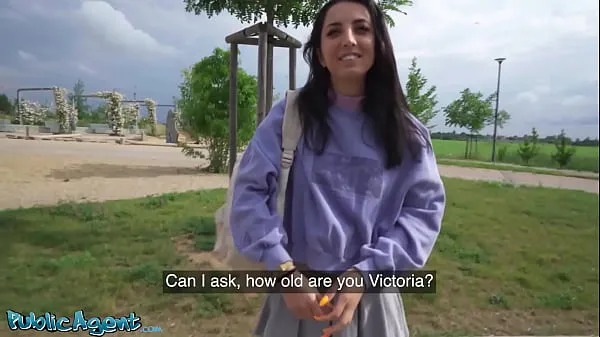 Veľká Public Agent - slim natural Italian college student uses her nice tits and small ass for quick cash teplá trubica