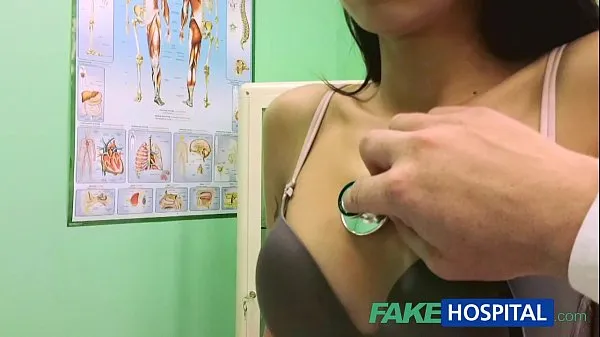 Velká FakeHospital Slim skinny young student gets the doctors creampie teplá trubice
