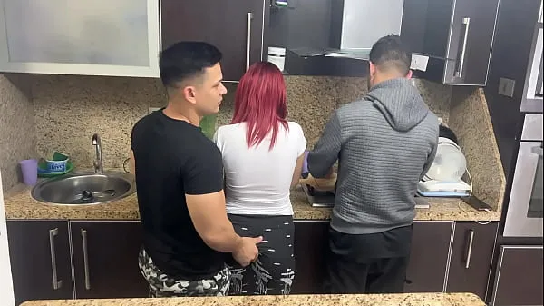 Ống ấm áp Wife and her Husband Cooking but Ops his Friend Gropes his Wife Next to the NTR Netorare NTR lớn