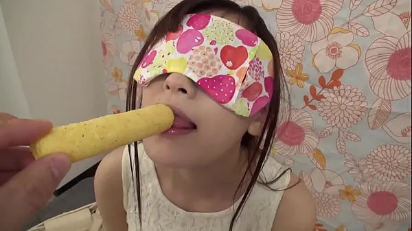 She'll win a prize if she can guess all the contents of the mouth with blindfolds! Yuna is 20 years old, and she noticed soon when licking a dick Tabung hangat yang besar
