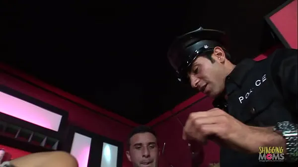 Duża Army babe gets talked into fucking with two guys in the strip club ciepła tuba