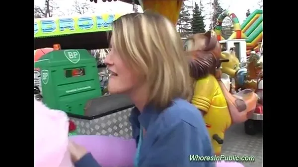 Duża cute Chick rides tool in fun park ciepła tuba