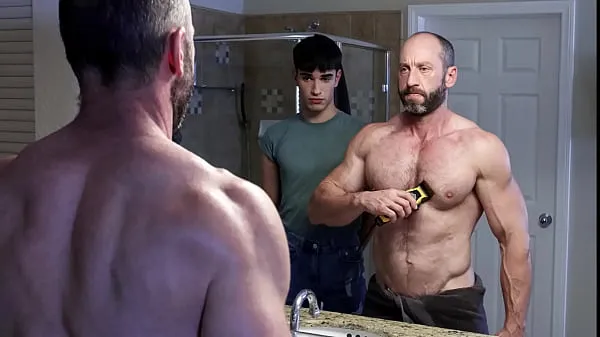Stort Boy helps his stepdad to shave his pubic hair varmt rør
