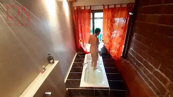 Peep. Voyeur. Housewife washes in the shower with soap, shaves her pussy in the bath. 2 1 Tabung hangat yang besar