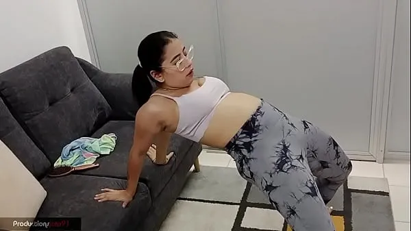 I get excited to see my stepsister's big ass while she exercises, I help her with her routine while groping her pussy Tiub hangat besar