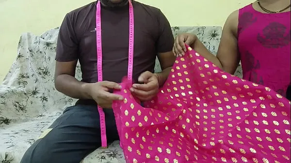 Desi sister-in-law fucks with trailer owner on the pretext of sewing clothes أنبوب دافئ كبير