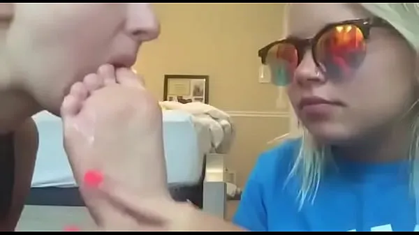 Velká Lesbian smile sexy suck and licking feet teplá trubice