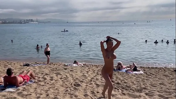 Velká Naked Monika Fox Swims In The Sea And Walks Along The Beach On A Public Beach In Barcelona teplá trubice