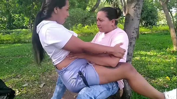 Grote Michell and Paula go out to the public garden in Colombia and start having oral sex and fucking under a tree warme buis
