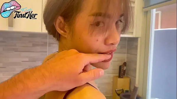 Stort Asian Ladyboy Housewife Fucked in the Kitchen varmt rör
