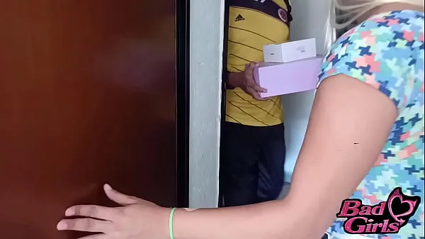 Stort Lucky delivery guy fucks a single blonde at home when he brings her order home varmt rör