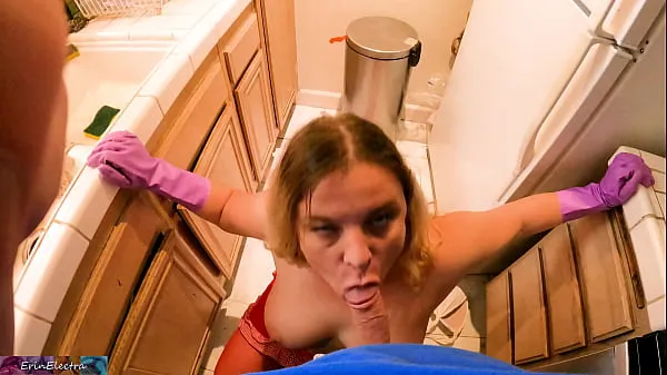 Stepmom in the kitchen helps stepson with his boner أنبوب دافئ كبير