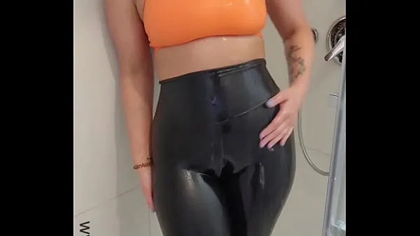 Stort Big Ass MILF Showing Off Her Curvy Body in Shower varmt rör