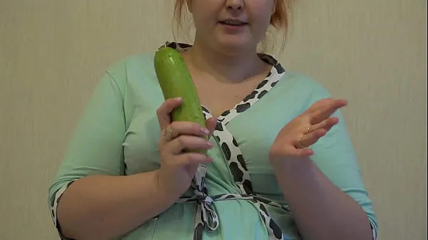 Veľká A fat MILF puts a big zucchini in her hairy cunt and fucks to orgasm teplá trubica