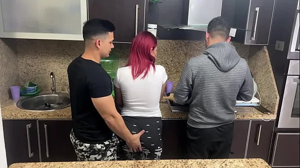 Büyük Wife and Husband Cooking but his Friend Gropes his Wife Next to her Cuckold Husband NTR Netorare sıcak Tüp