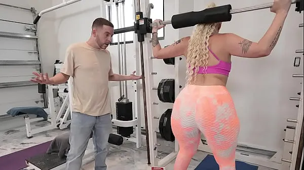 Horny milf wants to have sex with her trainer أنبوب دافئ كبير