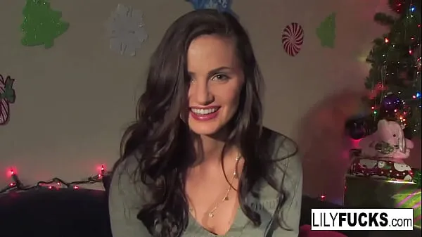 Lily tells us her horny Christmas wishes before satisfying herself in both holes أنبوب دافئ كبير