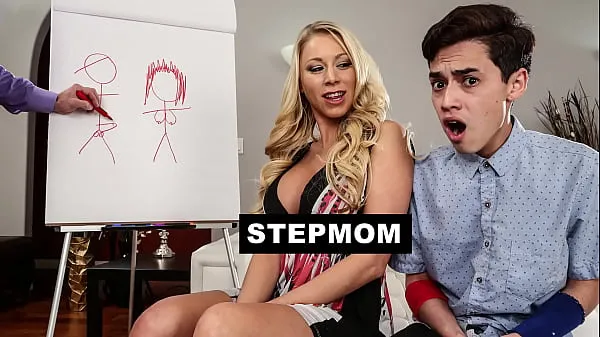 Suuri Stepmom Katie Morgan Helps Juan El Caballo Loco Lose His Virginity lämmin putki