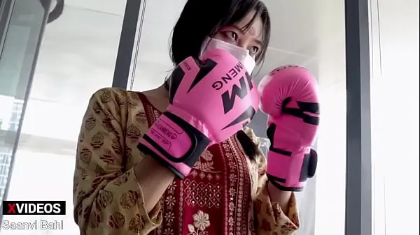Duża Desi UFC Fighter Girl Punch Likes a Pro ciepła tuba