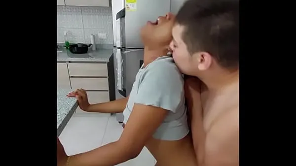 Grote Interracial Threesome in the Kitchen with My Neighbor & My Girlfriend - MEDELLIN COLOMBIA warme buis