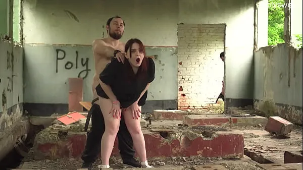 Stort Bull cums in cuckold wife on an abandoned building varmt rör