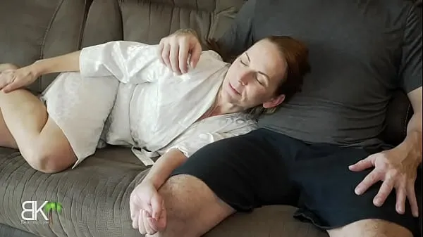 Nagy Mommy and StepSon Share A Couch meleg cső