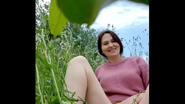 Stort Naked horny MILF in a chamomile field masturbates, pisses and wards off a wasp / Angela-MILF varmt rör