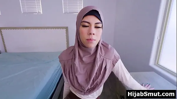 Shy muslim teen Mila Marie keeps her hijab on when fucking Tabung hangat yang besar