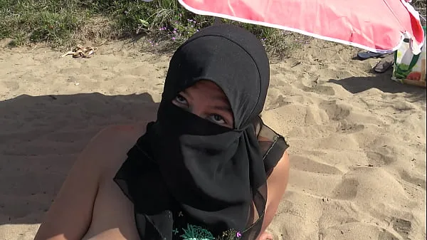 Stort Arab milf enjoys hardcore sex on the beach in France varmt rör