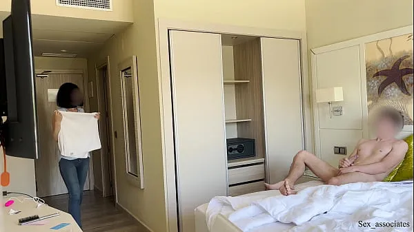 PUBLIC DICK FLASH. I pull out my dick in front of a hotel maid and she agreed to jerk me off أنبوب دافئ كبير