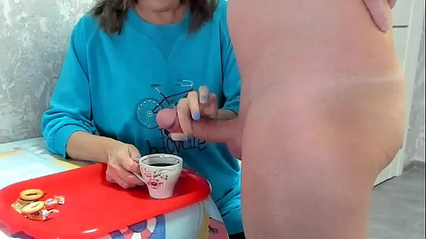 Grote Milf granny drinks coffee with cum taboo ,big dick huge load warme buis