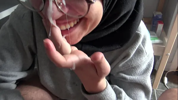 Grande Uma garota muçulmana fica perturbada ao ver o grande pau francês de seu professor tubo quente