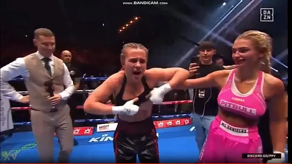 Stort Uncensored Daniella Hemsley Flashing after boxing Win varmt rør