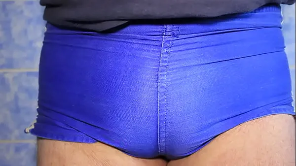 Velká Turnhoeschen" pisses in his tight blue cotton gym pants teplá trubice